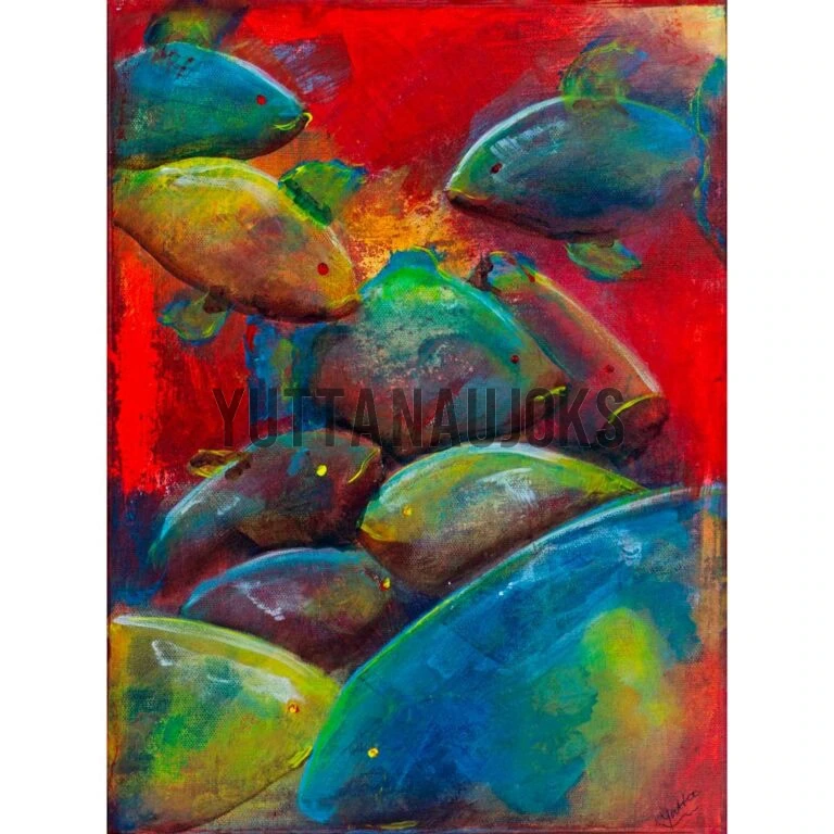 roter Hintergrund mit blau bis gelb eingefärbten Fischen im Vordergrund