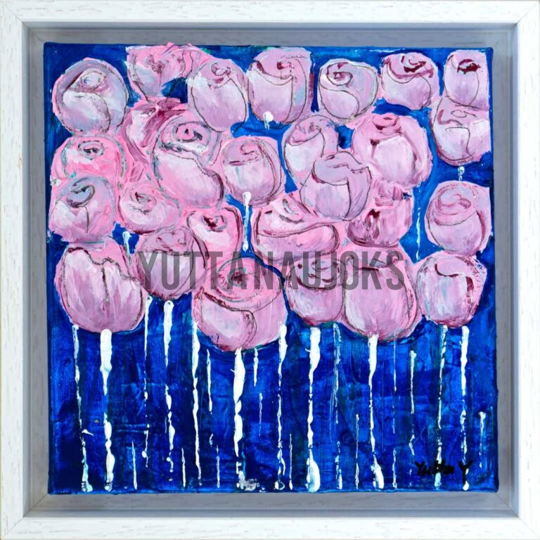 dunkelblauer Hintergrund mit rosa eingefärbten Rosen in Vordergrund