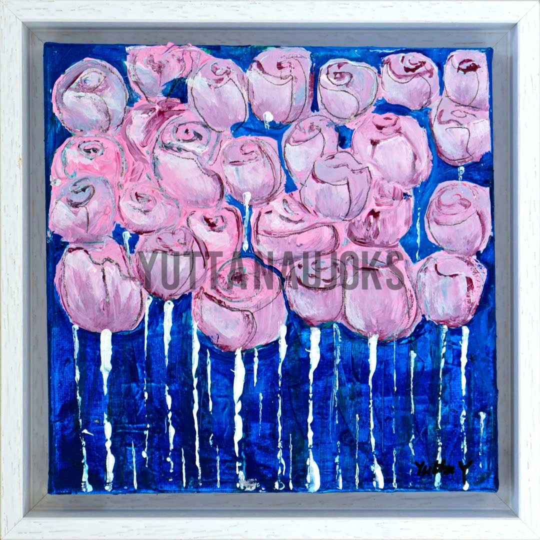 dunkelblauer Hintergrund mit rosa eingefärbten Rosen in Vordergrund